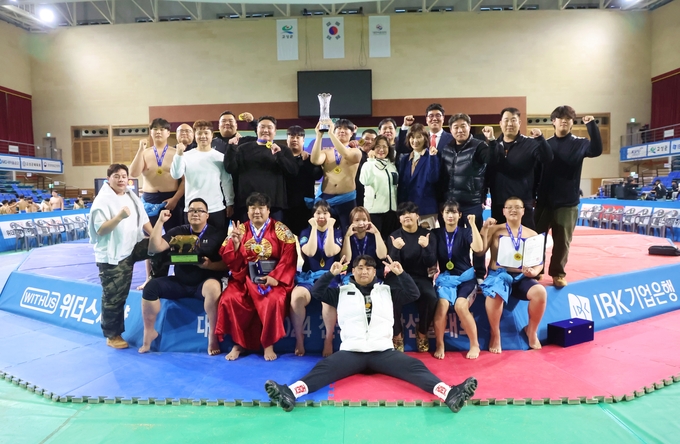 경기도가 7일 경남 고성군 국민체육센터에서 열린 2024 전국씨름왕선발대회 단체전에서 경북에 5-1로 승리하고 대회 종합우승을 달성했다. (사진=대한씨름협회 제공)