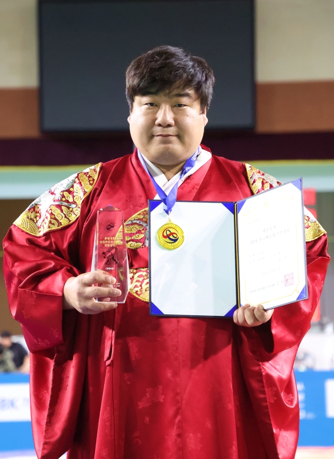 유원석(경기도)이 7일 경남 고성군 국민체육센터에서 열린 2024 전국씨름왕선발대회 중년부 개인전 결승에서 안재영(경상북도)을 2-0으로 제압하고 씨름왕에 등극했다. (사진=대한씨름협회 제공)