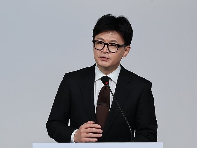 한동훈 국민의힘 대표와가 8일 오전 서울 여의도 국민의힘 당사에서 국정 수습 방안에 대한 공동 담화문을 발표하고 있다. (사진=연합뉴스)