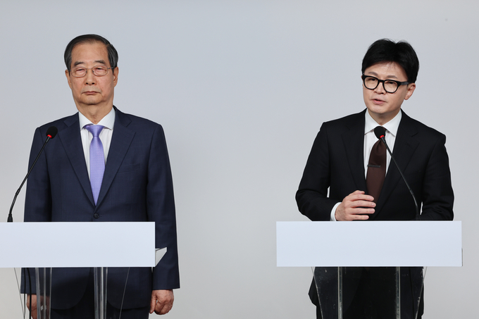 한동훈 국민의힘 대표와 한덕수 국무총리가 8일 오전 서울 여의도 국민의힘 당사에서 국정 수습 방안에 대한 공동 담화문을 발표하고 있다. (사진=연합뉴스)