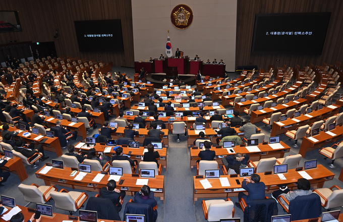 7일 윤석열 대통령 탄핵소추안이 국민의힘 의원들의 불참으로 의결정족수를 채우지 못하고 부결된 가운데 더불어민주당 등 야당 의원들만 본회의장에 남아있다. ( 사진 = 옥지훈 기자 )