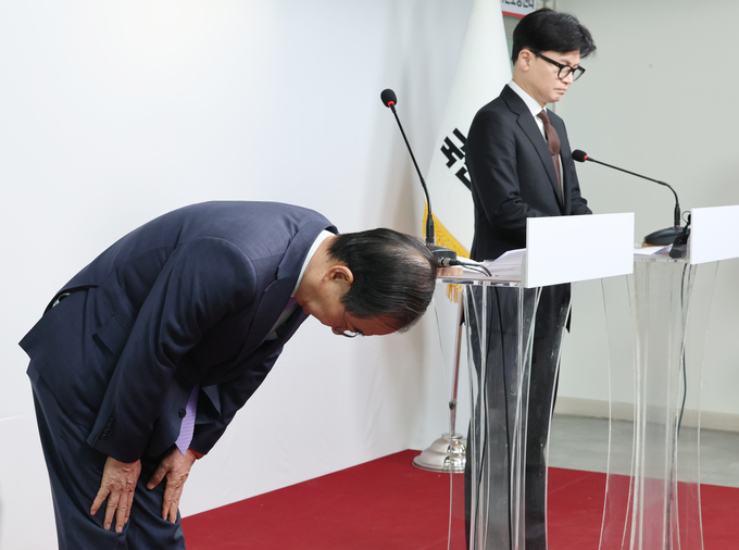 한덕수 국무총리가 8일 오전 서울 여의도 국민의힘 당사에서 열린 국정 수습 방안에 대한 한동훈 대표와의 공동 담화문 발표에서 허리를 깊이 숙여 사과 인사를 하고 있다. (사진=연합뉴스)