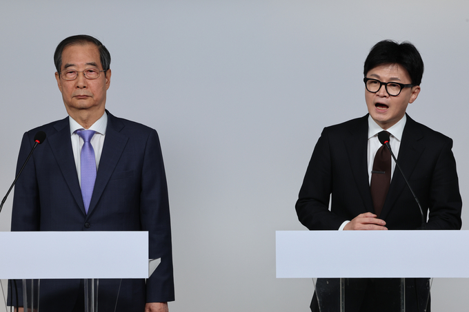 한덕수 국무총리와 한동훈 국민의힘 대표가 8일 오전 서울 여의도 국민의힘 당사에서 국정 수습 방안을 담은 공동 담화문을 발표하고 있다. (사진=연합뉴스)