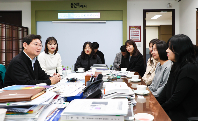 이상일 용인시장이 기흥교육문화발전추진위원회와 간담회를 갖고 있다. (사진=용인시 제공)
