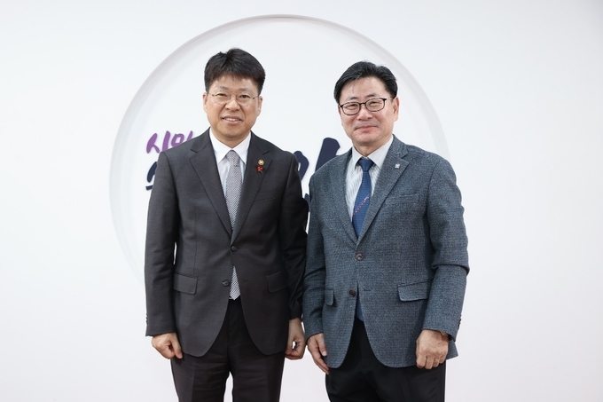 김능식(오른쪽) 안양시 부시장이 안양시청을 방문한 진현환 국토부 제1차관과 만나 기념촬영을 하고 있다. (사진=안양시 제공) 