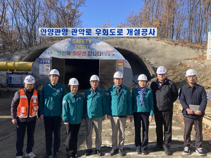 정완기(오른쪽 네 번째) 안양시의회 도시건설위원장과 위원들이 관악로 우회도로 개설공사 현장을 방문한 뒤 관계자들과 기념촬영을 하고 있다. (사진=안양시의회 제공) 