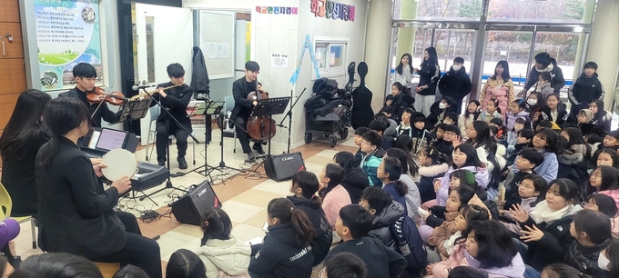 클래식 연주단이 6일 안양 평촌초교에서 등굣길 학생을 대상으로 '음악이 흐르는 아침 연주회'를 하고 있다. (사진=평촌초교 제공)