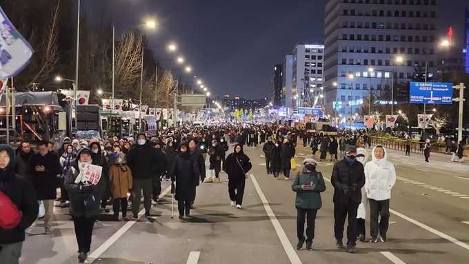 7일 시민들이 국회를 둘러싸기 위해 이동하고 있다. (사진=박진석 기자)