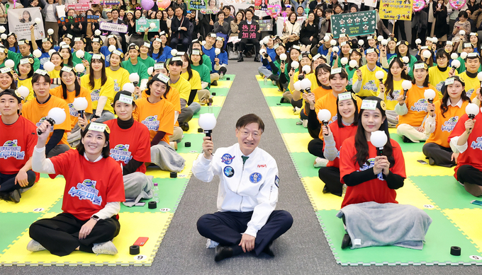이승열 하나은행장(가운데)이 '2024 외국환 골든벨' 결선행사에 참여한 직원들과 함께 응원 포즈를 취하고 있다. (사진=하나은행 제공)