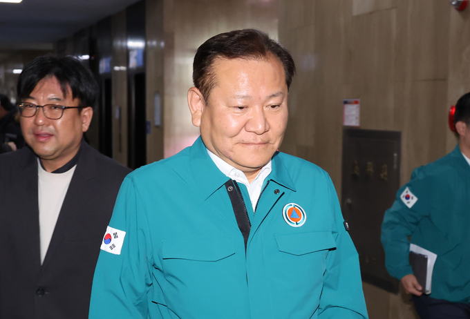 지난 4일 밤 서울 종로구 정부서울청사에서 간부 긴급회의를 마친 이상민 행정안전부 장관이 나오고 있다. (사진=연합뉴스)