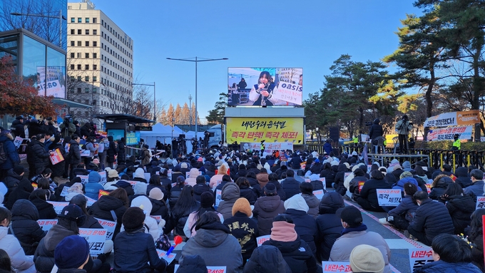  8일 서울 국회의사당역 인근 광장에서 열린 촛불문화제에 참여한 시민들. (사진=박진석 기자)
