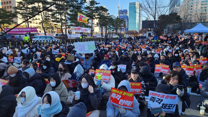  8일 서울 국회의사당역 인근 광장에서 열린 촛불문화제에 참여한 시민들. (사진=박진석 기자)