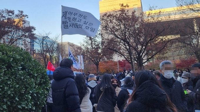  8일 서울 국회의사당역 광장에서 열린 촛불행동의 촛불문화제에 소규모 동아리 깃발이 내걸린 모습. (사진=박진석 기자)