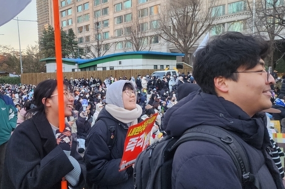 8일 서울 국회의사당역 광장에서 열린 촛불행동 촛불문화제에 참여한 대진연 소속 대학생들이 취재진의 질문에 쑥스러워하는 모습. (사진=박진서 기자)