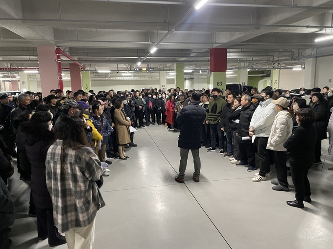 시흥시 월곶동 헤센아파트 주민들이 월곶~판교 복선전철(월판선) 공사 중단을 요구하고 나섰다.(사진=김원규 기자)