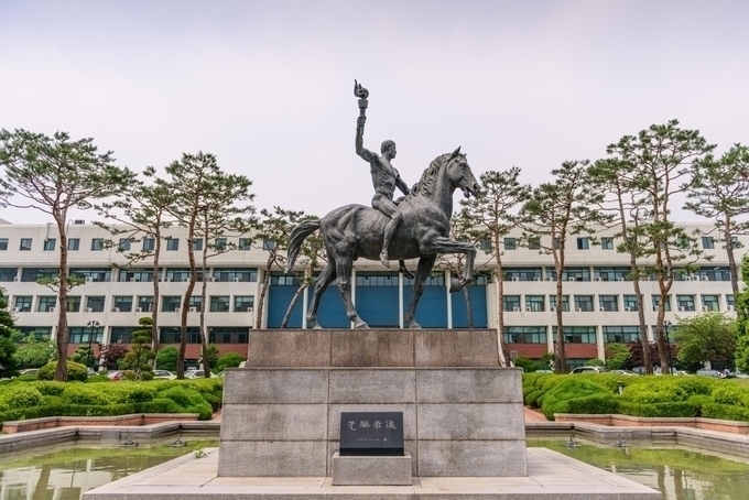 아주대학교 상징물 '선구자상'(인마상). (사진=아주대학교 제공)