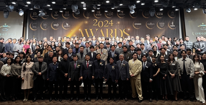 8일 인천센트럴파크호텔에서 열린 2024 대한민국 피트니스 어워즈에 참석한 내·외빈을 비롯한 수상자들이 단체 기념촬영을 하고 있다. ( 사진 = 유정희 기자 )