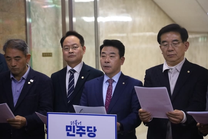 박정 국회 예결특위 위원장과 더불어민주당 소속 국회 예결특위 위원들이 8일 오후 국회에서 기자회견을 갖고 있다. (사진=박정 의원실 제공)