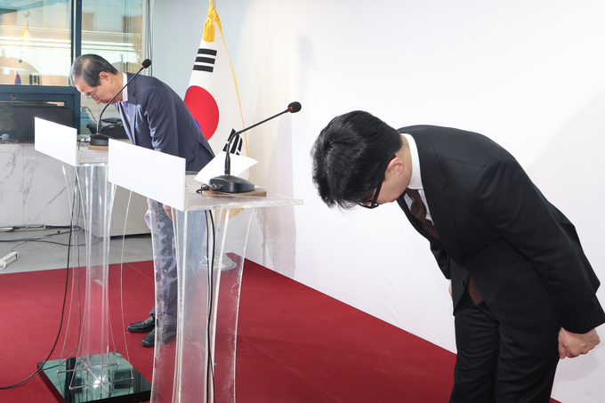 한덕수 국무총리와 한동훈 국민의힘 대표가 8일 오전 서울 여의도 국민의힘 당사에서 국정 수습 방안을 담은 공동 담화문을 발표한 뒤 인사하고 있다. (사진=연합뉴스)
