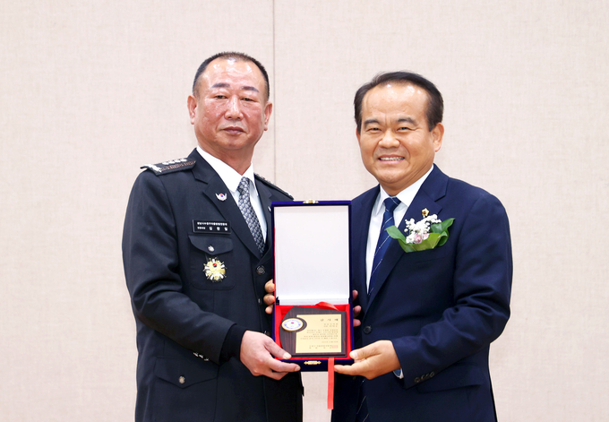 성남시의회 이덕수 의장과 김한일 연합대장. (사진=성남시의회 제공)