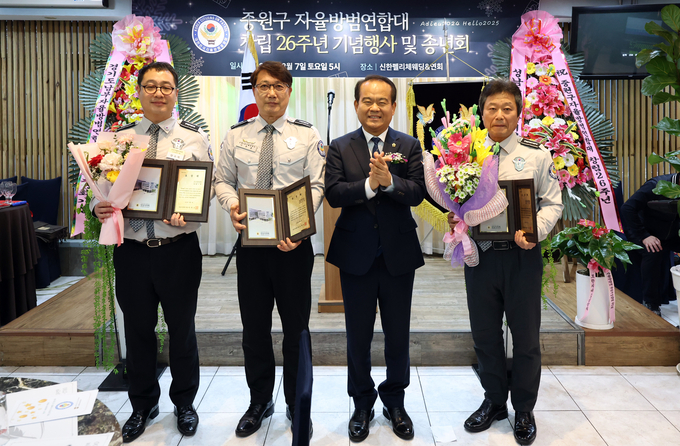 성남시의회 이덕수 의장이 성남동 신한펠리체에서 열린 중원구 자율방범연합대 창립기념일 및 송년회에 참석, 참가자들을 격려했다. (사진=성남시의회 제공)