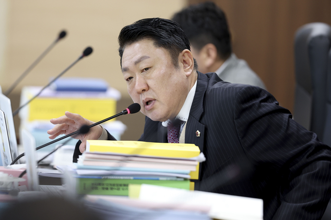 신충식 시의원이 인천시교육청 예결특위에서 질타하고 있는 모습. ( 사진 = 인천시의회 제공 )