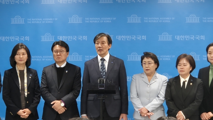 조국 조국혁신당 대표(가운데)가 9일 국회 소통관에서 기자회견 후 취재진의 질문에 답하고 있다. (사진=김한별 기자) 