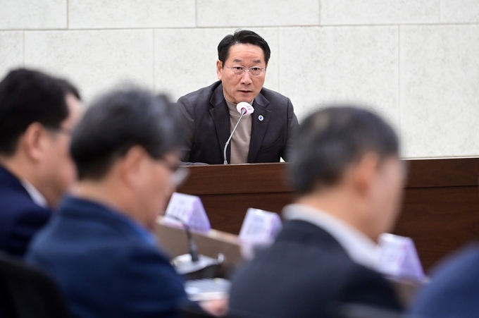 9일 인천시청 영상회의실에서 유정복 시장이 간부회의를 열고 현안 관련 민생안정 방안 등을 논의하고 있다. ( 사진 = 인천시 제공 )
