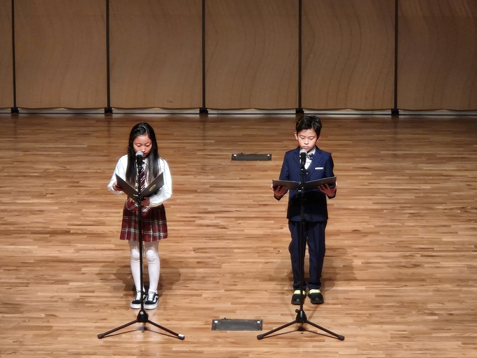 ‘제6회 목일신아동문학상 시상식’에서 동시를 낭송하는 모습. (사진=부천시 제공)