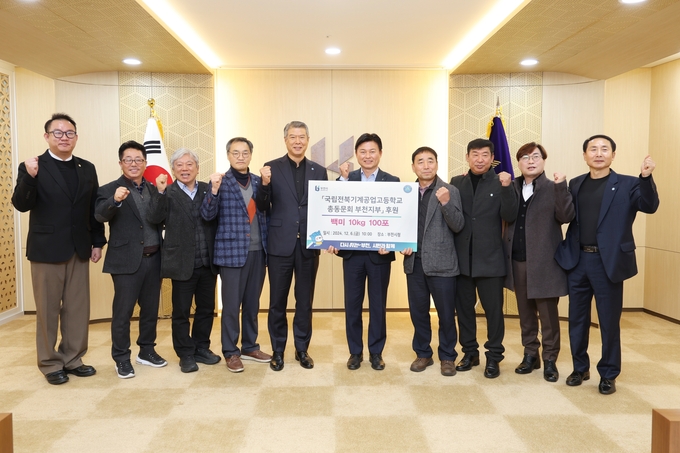 조용익 부천시장과 국립전북기계공업고등학교 총동문회 단체사진. (사진=부천시 제공)