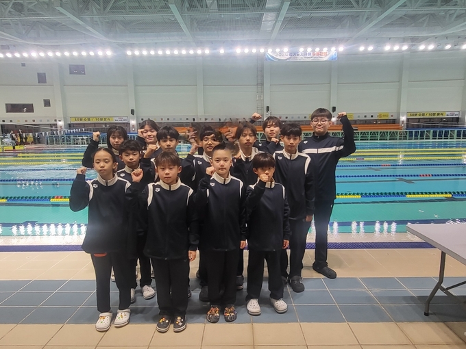 6~8일 전남 광양수영장에서 열린 제9회 광양만배 유소년 전국수영대회에 참가한 경기광주시체육회 선수들. (사진=경기광주시체육회 제공) 