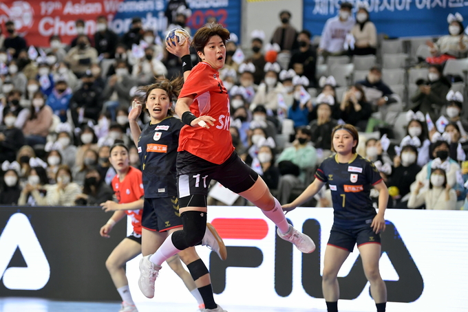 <strong>지난 2022년 아시아선수권 결승 한국-일본 경기 모습. (사진=대한핸드볼협회 제공)</strong>