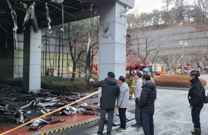 남양주시 호평체육문화센터 화재 현장. 주광덕(왼쪽 두 번째) 남양주시장이 현장을 직접 방문해 피해 상황과 초기 대응 과정을 점검하고 있다.(사진=남양주시 제공)