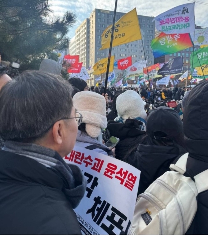 김동연 경기도지사가 지난 7일 국회 앞에서 열린 윤석열 대통령 탄핵 촉구 집회에서 피켓을 들고 있다. (사진=김동연 경기도지사 SNS 캡처)