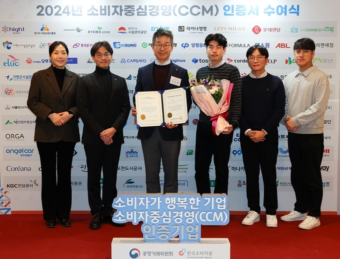 최진환 롯데렌탈 대표이사 사장(가운데)과 롯데렌탈 임직원들이 2024년 소비자중심경영(CCM) 인증서 수여식에서 기념사진을 촬영하고 있다. (사진=롯데렌탈 제공)
