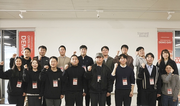 지난 9일 서울 삼성동 코엑스에서 롯데건설, 스타트업 등 관계자들이 데모데이를 진행하고 기념사진을 찍고있다. (사진=롯데건설 제공)