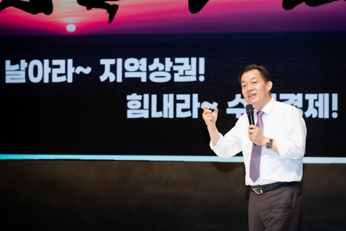 지난 5월 ‘지역상권 보호도시 선포식’에서 이재준 수원시장이 발표를 하고 있다. (사진=수원시 제공)