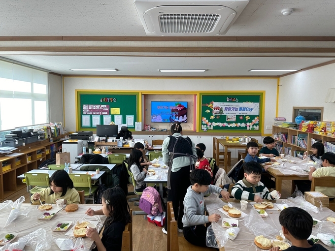김포교육지원청, 찾아가는 돌봄Day 행사에 참여한 학생들이 미니크리스마스 케이크를 만들고 있다. (사진=김포교육지원청 제공) 