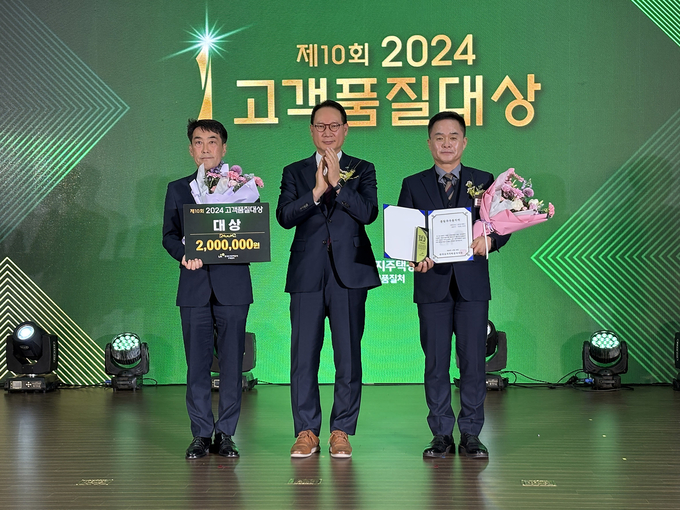 2024년 ‘제10회 고객품질대상’ 시상식에 참석한 (왼쪽부터)이태성 태영건설 소장, 정운섭 LH 스마트건설본부장, 박상준 태영건설 현장관리본부장. (사진=태영건설 제공)