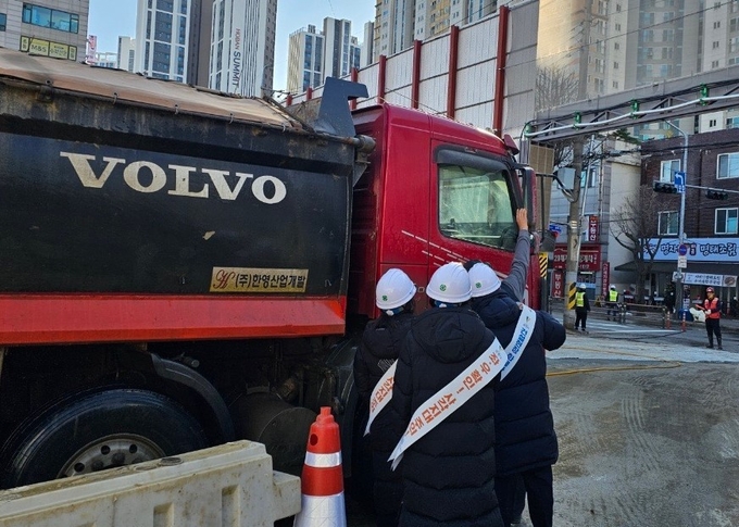 광명시는 화물차 운송자를 대상으로 오는 27일까지 교통안전 캠페인을 실시한다. (사진=광명시 제공)