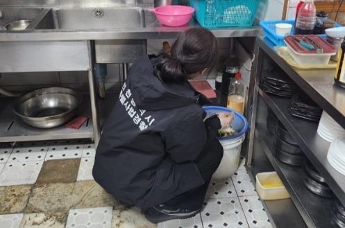 인천시 특사경이 한 음식점을 점검하고 있다. ( 사진 = 인천시 제공 )