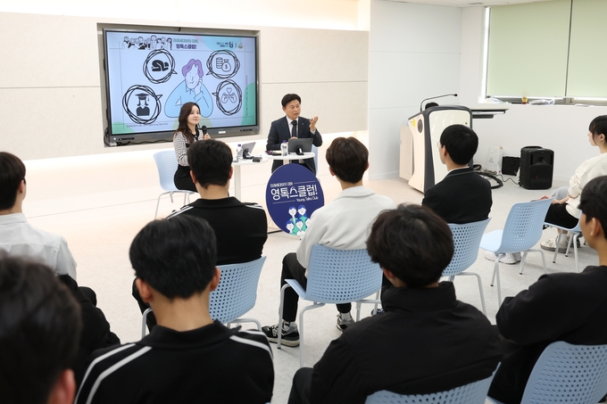 조용익 부천시장이 수주고등학교 학생들의 진로 고민에 대해 조언하고 있다. (사진=부천시 제공)
