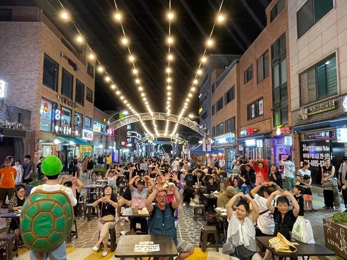 장안문거북시장에서 열린 '야장 별주부전'에 시민들이 함께하고 있다. (사진=수원시 제공)
