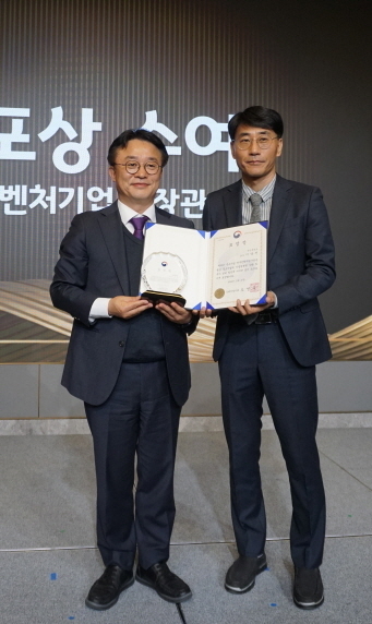 한신대 이양선 교수(오른쪽)가 중소벤처기업부 장관상을 수상했다. (사진=한신대학교 제공)