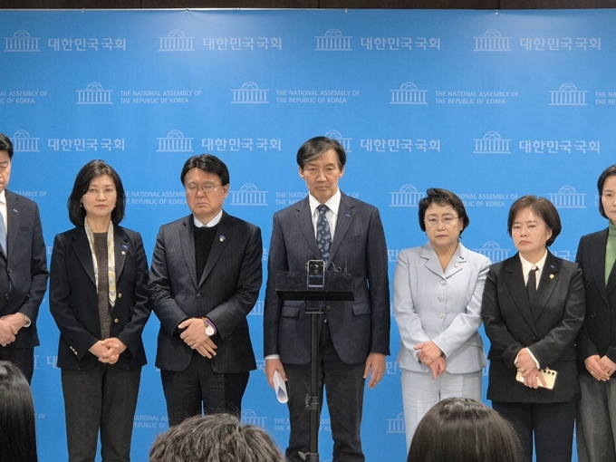 조국 조국혁신당 대표(가운데)가 지난 9일 국회 소통관에서 기자회견 후 취재진의 질문에 답하고 있다. (사진=김한별 기자)