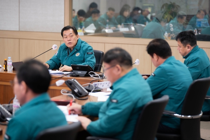 10일 진행된 '폭설에 따른 재난안전대책회의'에서 이재준 수원시장이 발언하고 있다. (사진=수원시 제공)