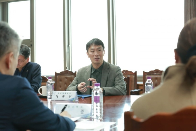 이복현 금융감독원장이 10일 글로벌 IB 애널리스트 간담회에 참석했다. (사진=연합뉴스 제공)