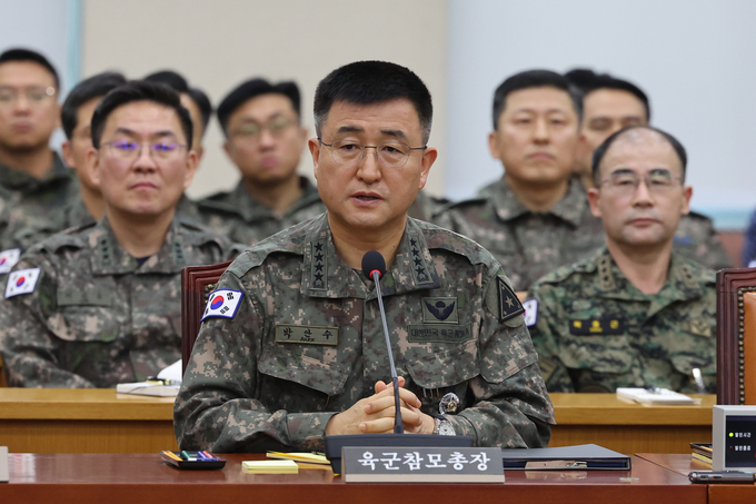 계엄사령관 역할을 했던 박안수 육군참모총장이 10일 국회 국방위원회 전체회의에서 계엄 경위 등과 관련한 질의에 답하고 있다. (사진=연합뉴스)