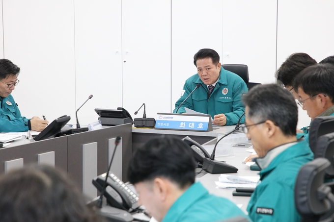 최대호 안양시장이 간부공무원 회의를 주재하고 있다. (사진=안양시 제공)