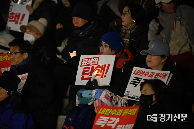 지난 4일 여의도 국회의사당에 모인 시민들이 촛불을 들고 윤석열 대통령 탄핵을 촉구하고 있다. (사진=옥지훈 기자)